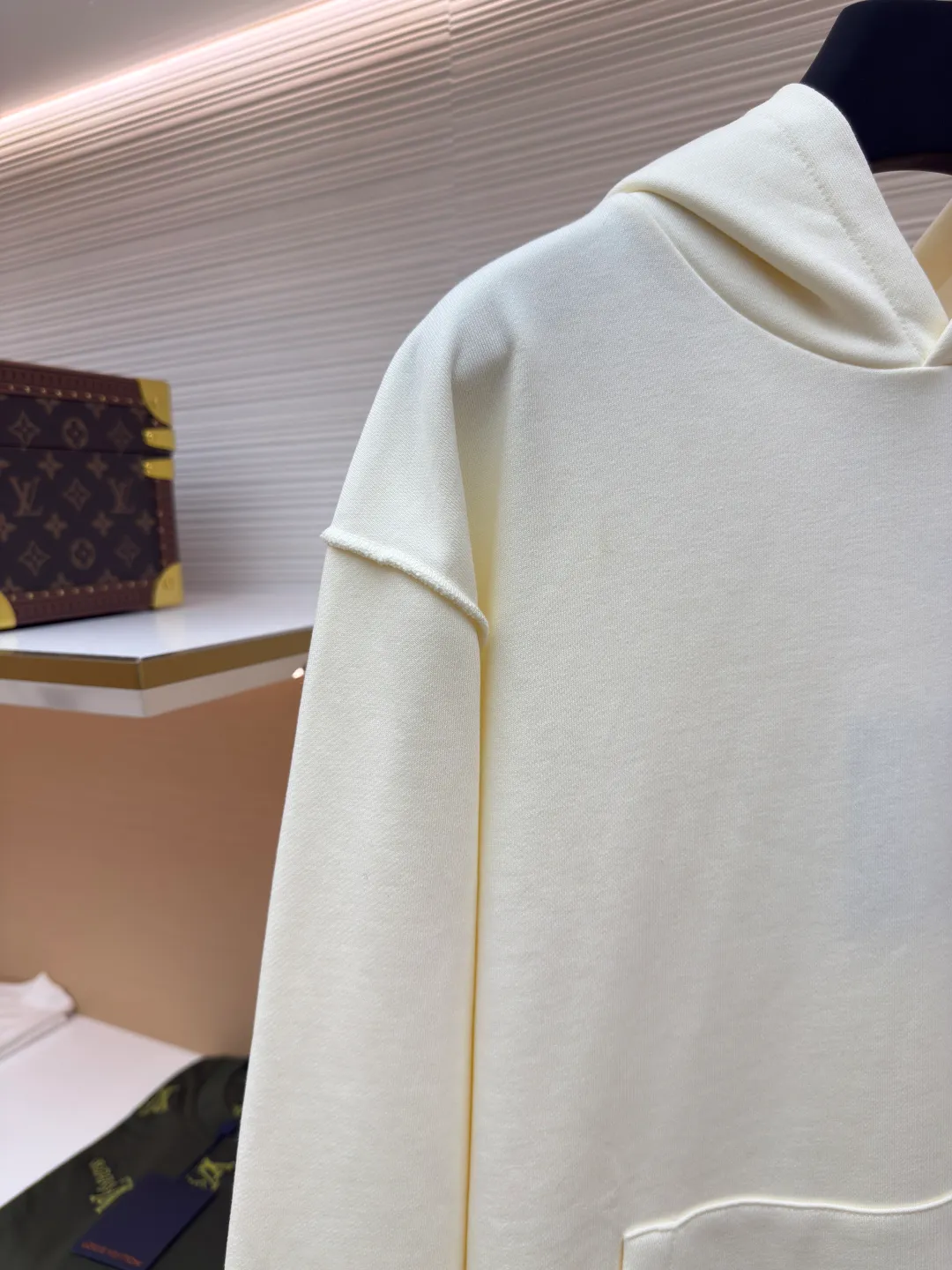 LOUIS VUITTON solid color pullover hoodie long-sleeved sweatshirt ●Authentic product: purchased and developed by 7899 ●Item number: 1680507-A60 ●Fabric: fleece sweatshirt fabric ●Technology: spliced ​​and recycled ●Version: fitted version ●Weight: about 630 grams ●Size: S-M-L-XL ●Description: Trendy brand double-strand 360g fleece sweatshirt material. 2*2 trendy brand thread 400g, machine-made hardware, splicing and return, fabric fermentation washing, customized 1:1 hardware, customized 1:1 trademark. The overall wiring is straight and delicate, the fabric is comfortable and soft, and the color is consistent without color difference. It can be matched with the same style to create a fashionable look and control various occasions. Customized accessories, complete with three standards, same style for men and women!